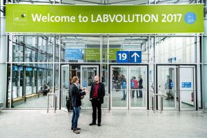 Eingang-Messe-Labvolution-Banner-Carl-Roth
