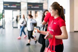 Messe-Labvolution-Halle-Promoter-Menschen-Carl-Roth