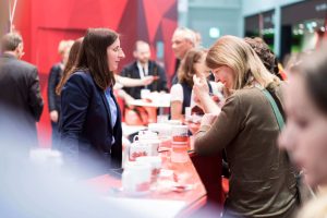 Messe-Labvolution-Halle-Messestand-Menschen-Carl-Roth