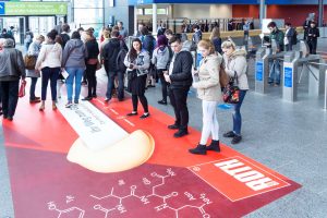 Messe-Labvolution-Eingang-Menschen-Banner-Fußboden-Carl-Roth