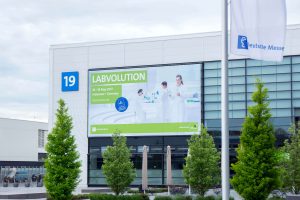 Eingang-Messe-Labvolution-Banner-Carl-Roth