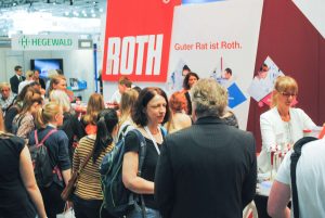 Messe-Labvolution-Halle-Messestand-Menschen-Carl-Roth