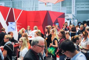 Messe-Labvolution-Halle-Messestand-Menschen-Carl-Roth