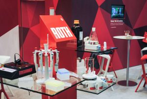 Messe-Labvolution-Halle-Messestand-Menschen-Carl-Roth